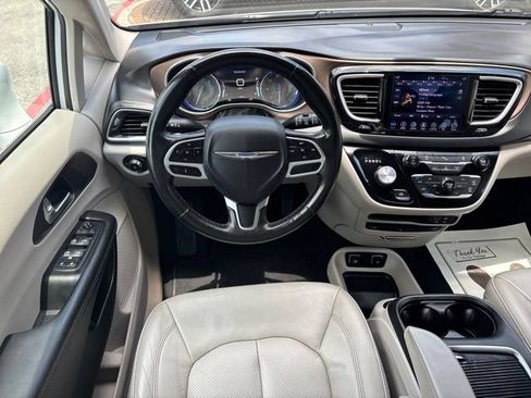 Used 2019 Chrysler Pacifica Touring-L Plus w/ Tire & Wheel Group FWD image 38