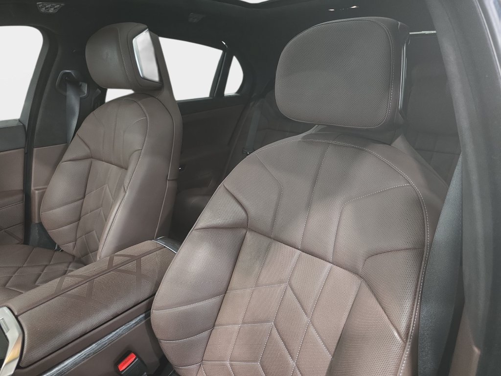 Certified 2023 BMW i7 xDrive60 AWD/4WD image 18