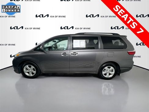 Used 2017 Toyota Sienna LE image 4