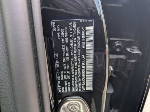 Used 2025 Porsche Macan AWD/4WD image 32