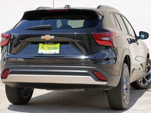 Used 2025 Chevrolet Trax LT w/ LT Convenience Package FWD image 4