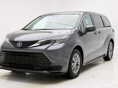 Used 2025 Toyota Sienna LE image 2