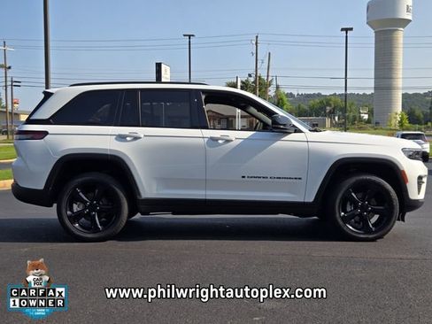 Used 2025 Jeep Grand Cherokee Altitude RWD image 2