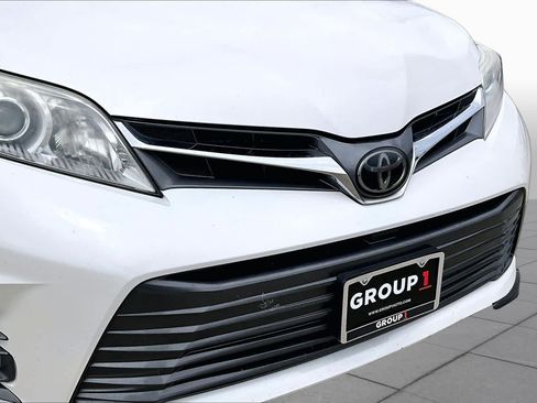 Used 2020 Toyota Sienna XLE Premium FWD image 28
