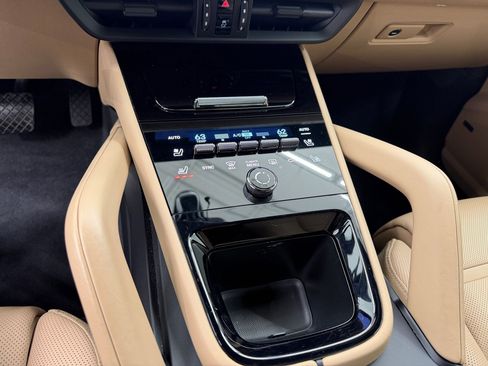 Used 2024 Porsche Cayenne AWD image 19