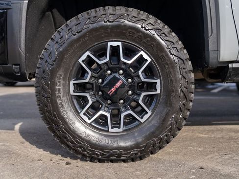 Used 2024 GMC Sierra 2500 AT4X image 2