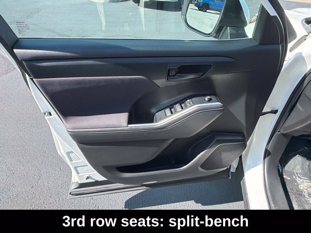Used 2021 Toyota Highlander LE AWD/4WD image 5
