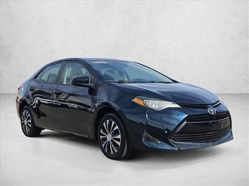 Used 2018 Toyota Corolla LE image 3