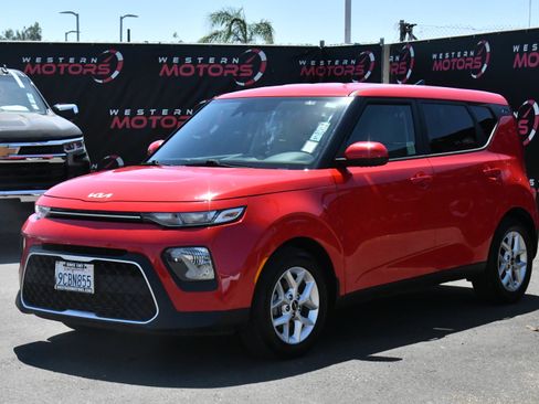 Used 2022 Kia Soul LX w/ Technology Package FWD image 3