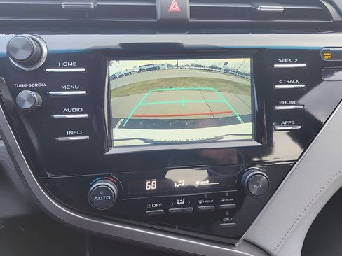 Used 2018 Toyota Camry SE w/ Moonroof Package image 17