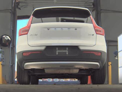 Used 2025 Volvo XC40 B5 Plus AWD/4WD image 5