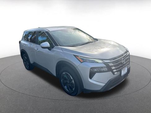 Used 2025 Nissan Rogue SV image 1