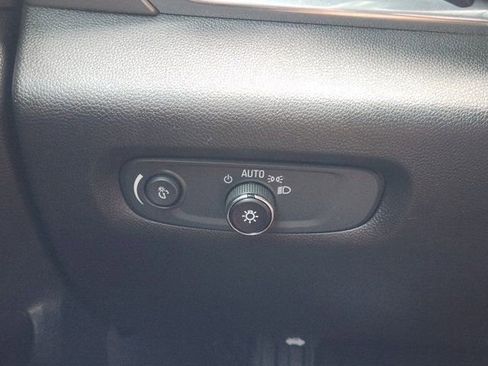 Used 2022 Chevrolet Traverse LT image 24