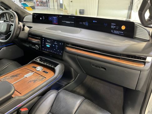 Used 2025 Lincoln Navigator Black Label image 32