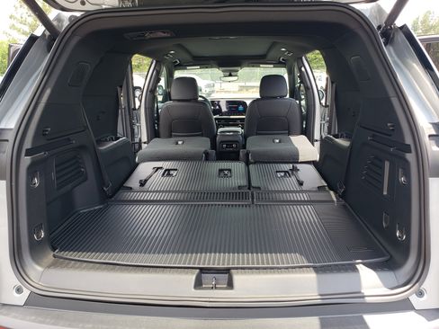 New 2026 Chevrolet Traverse LT w/ Sun and Wheel Package FWD image 13