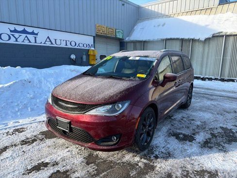 Used 2020 Chrysler Pacifica Touring-L w/ Advanced Safetytec Group image 2