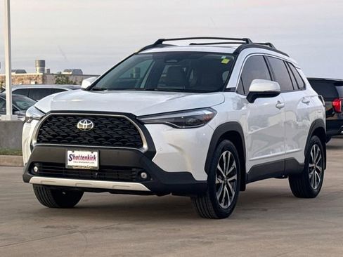 Used 2024 Toyota Corolla Cross XLE w/ Convenience Package image 3