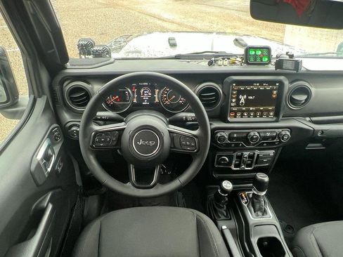 Used 2023 Jeep Gladiator Willys image 13