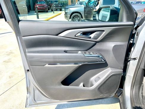 Used 2026 Chevrolet Traverse LT w/ Sun and Wheel Package FWD image 10