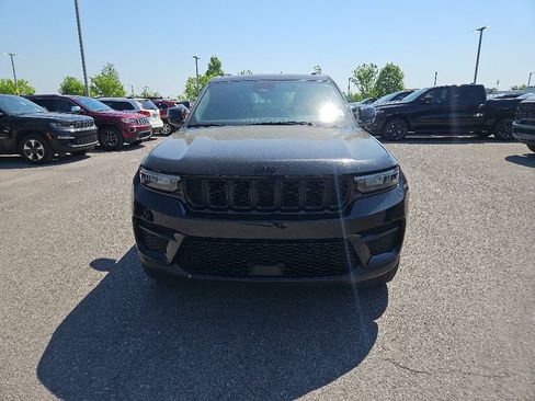 Used 2024 Jeep Grand Cherokee Altitude AWD/4WD image 2