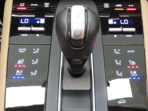 Certified 2025 Porsche Macan AWD/4WD image 27