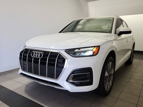 Used 2023 Audi Q5 2.0T Premium w/ Convenience Package image 2