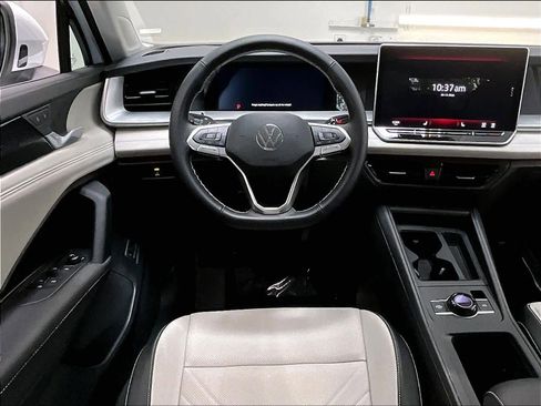 Certified 2025 Volkswagen Tiguan SE image 7