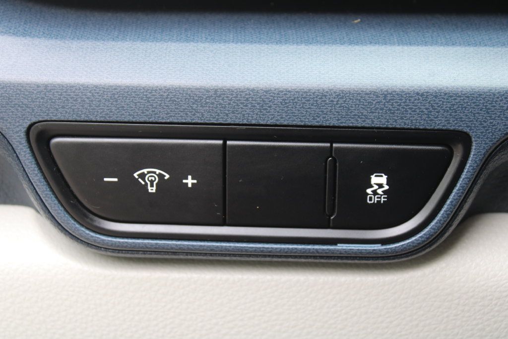 Certified 2025 Kia Carnival EX FWD image 31