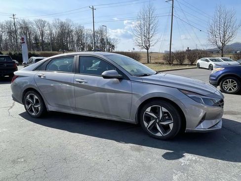 Used 2023 Hyundai Elantra SEL w/ Convenience Package image 8