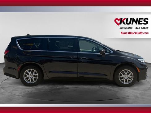 Used 2023 Chrysler Pacifica Touring-L FWD image 12