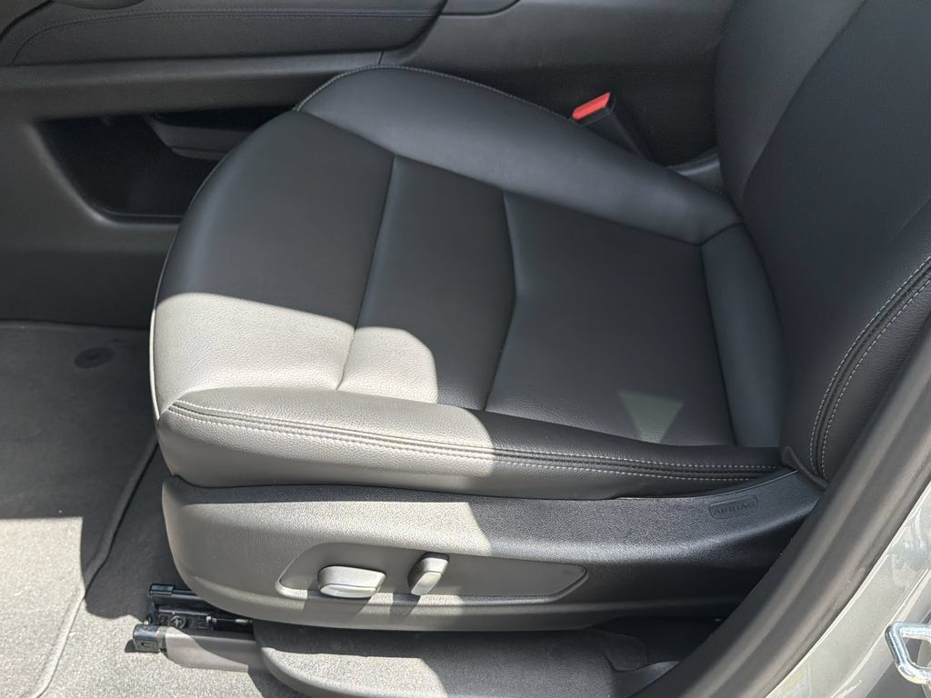 Certified 2025 Cadillac XT6 Luxury FWD image 22