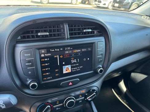 Used 2025 Kia Soul LX w/ LX Technology Package FWD image 20