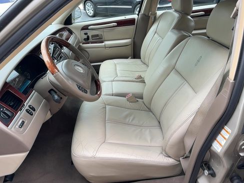 Used 2004 Lincoln Town Car Ultimate RWD image 6