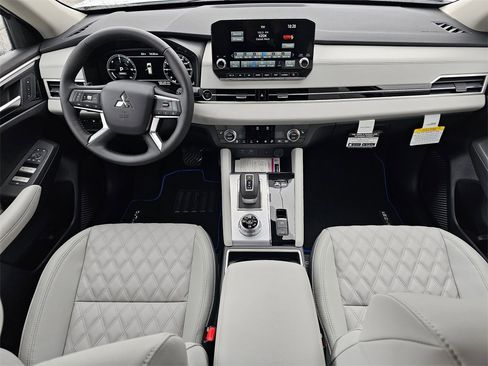 New 2025 Mitsubishi Outlander SEL image 6