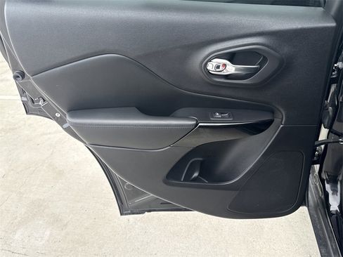 Used 2021 Jeep Cherokee Latitude Plus image 23