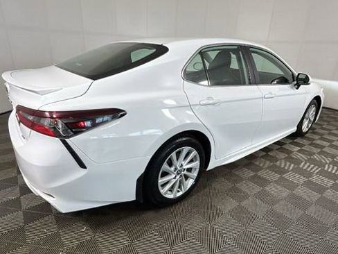 Used 2024 Toyota Camry SE FWD image 3
