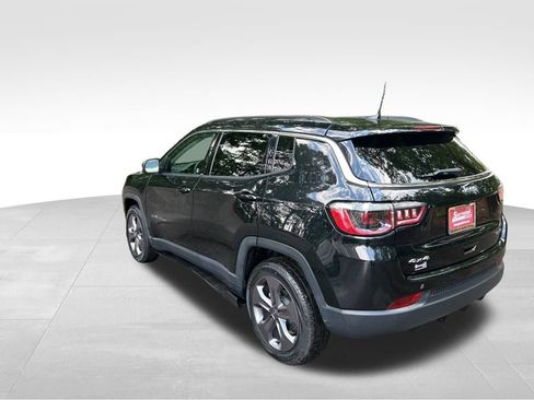 Used 2022 Jeep Compass Latitude w/ Sun and Sound Group AWD/4WD image 3
