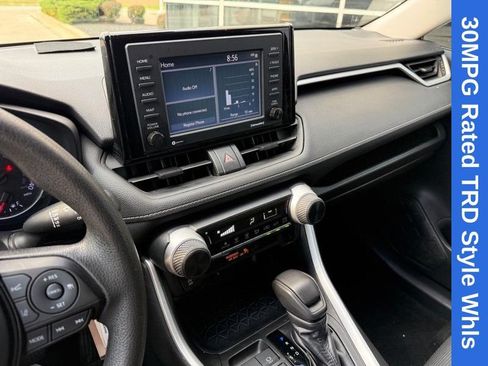 Used 2020 Toyota RAV4 LE FWD image 25