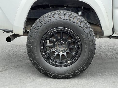 Used 2020 Toyota Tacoma SR5 w/ Technology Package AWD/4WD image 15