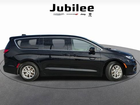 Used 2024 Chrysler Pacifica Touring-L image 37