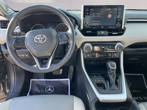 Used 2021 Toyota RAV4 XLE Premium image 10