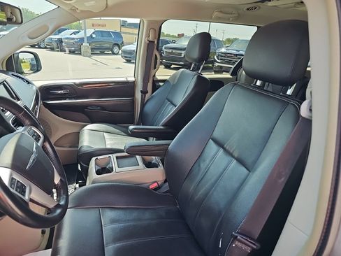 Used 2014 Chrysler Town & Country Touring FWD image 11