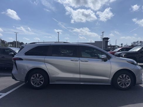 Used 2025 Toyota Sienna XLE image 2