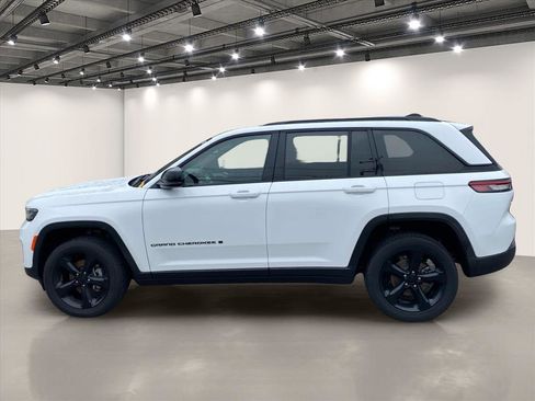 Used 2023 Jeep Grand Cherokee Altitude AWD/4WD image 4