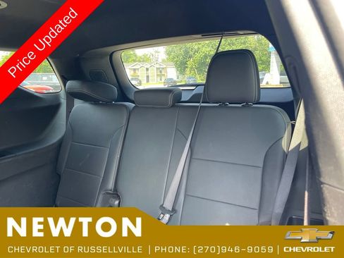 Used 2025 Chevrolet Traverse LT FWD image 12