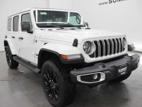 Used 2025 Jeep Wrangler Unlimited Sahara AWD/4WD image 2