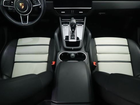 Used 2023 Porsche Cayenne Platinum Edition image 17