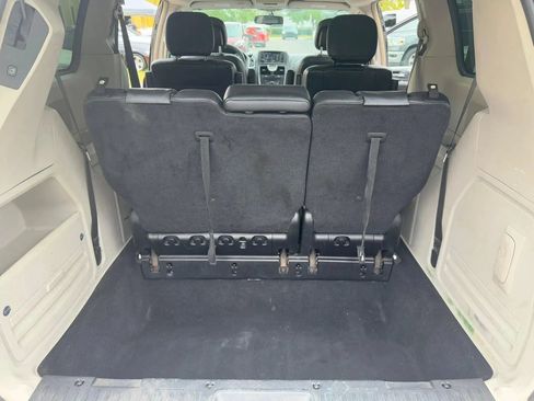 Used 2014 Chrysler Town & Country Touring FWD image 19