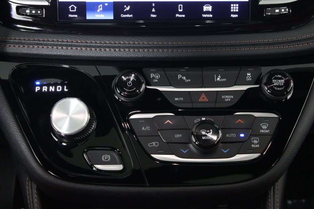 Used 2025 Chrysler Pacifica Pinnacle FWD image 21