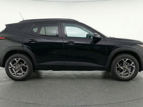 Used 2025 Chevrolet Trax LT w/ LT Convenience Package FWD image 11